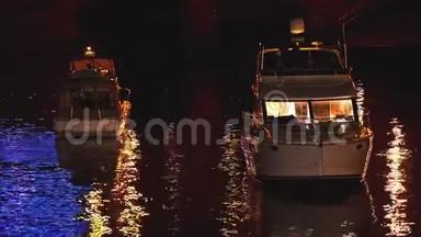 豪华的现代私人游艇和船在码头晚上。 夏天在港口渡船天际线. 五彩缤纷